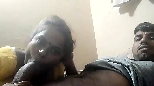 बिहारी चाची चूस रही है