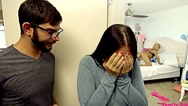 Blond step daughter Carmen Caliente cant stop twerking her juicy ass