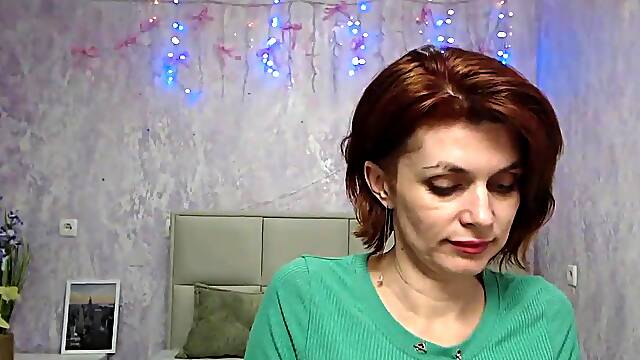 Dressed up Milf shows ass in pants