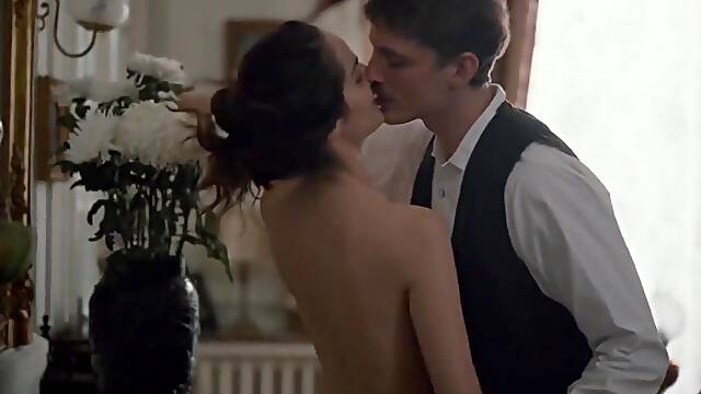 Noemie Merlant, Camelia Jordana Nue dans Curiosa (2019)