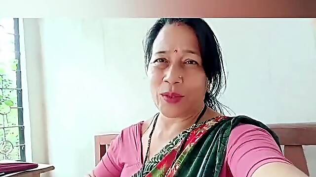 Newly married Bhabhi seduce by bra seller in the home