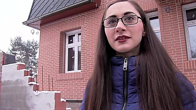 Strangers gives Aruna money so they can have some fun together