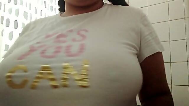 Chica hot Tetona con camiseta mojada JOI EN ESPAÑOL Hawt gal with juicy T-shirt JOI IN SPANISH
