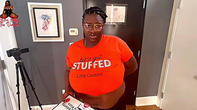 Ebony BBW Delivers Pizza And Gets A Tip