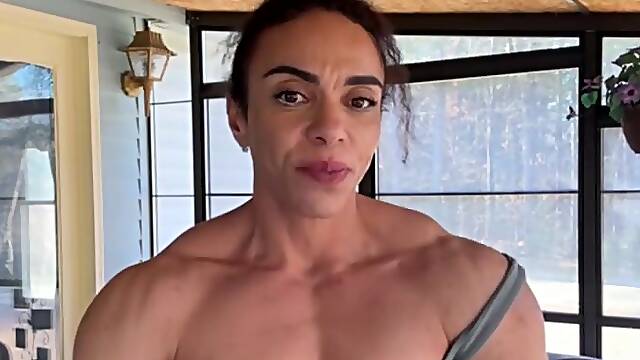 Going for a ultimate muscle mom title
