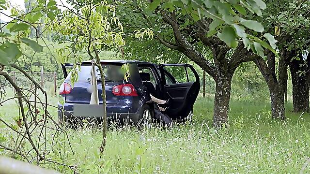 Ce voyeur lui plait, elle fait l amour avec lui dans sa voiture. Sexe et voyeurisme.