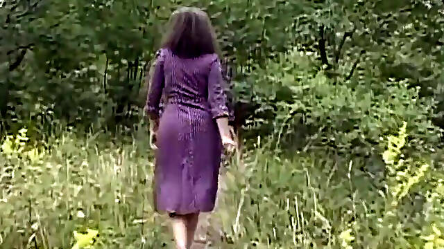 Big hairy milf outside pussy fucking in dogging position
