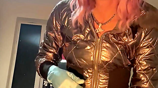 Jess Silk Rides Her Dildo