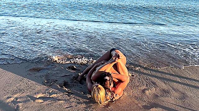 Topples Hotties Wrestle with Passion in See Waves