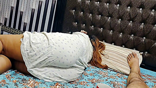 Pregnant Baji - Big Natural Tits Desi Bhabi Boobs Dikhate howay