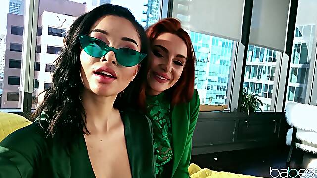 Fit babes Scarlett Bloom and Lacy Lennon have lesbian sex